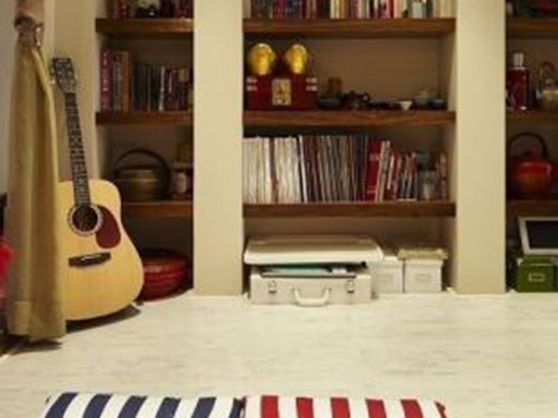 利用墙体改造成书架，在地毯上可以躺着看书，也可以弹弹吉他。
