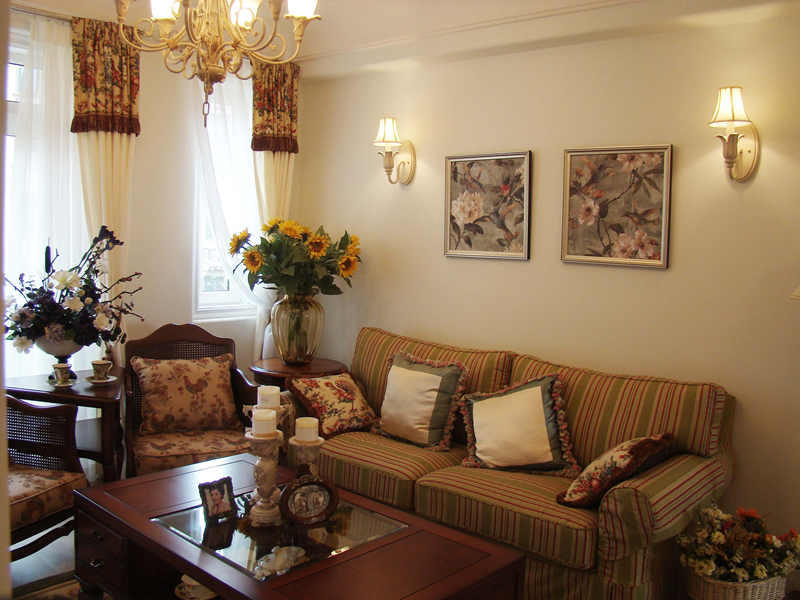 这套田园风格客厅,设计师采用质感悬垂的窗帘、棉麻的沙发和具有纯朴厚重韵味的电视柜。