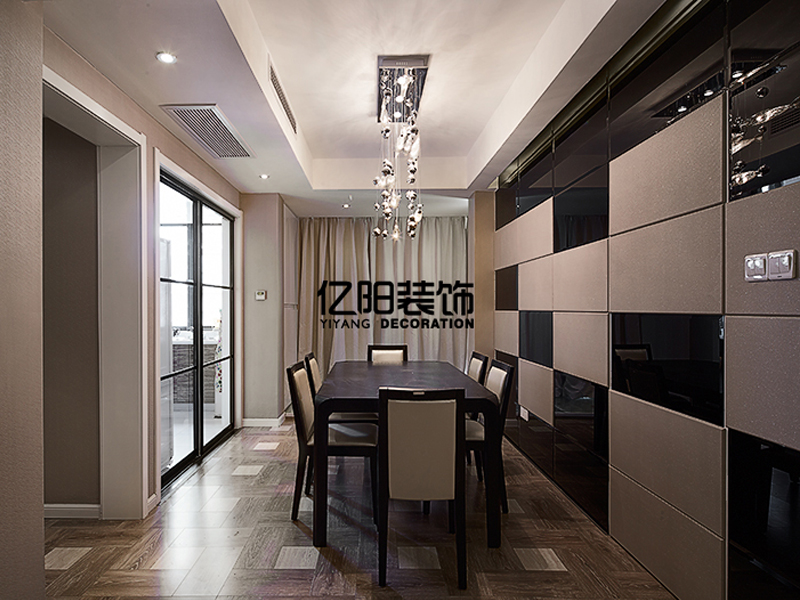 略显华丽的灯饰带来一丝富贵气息，让空间饱满起来。