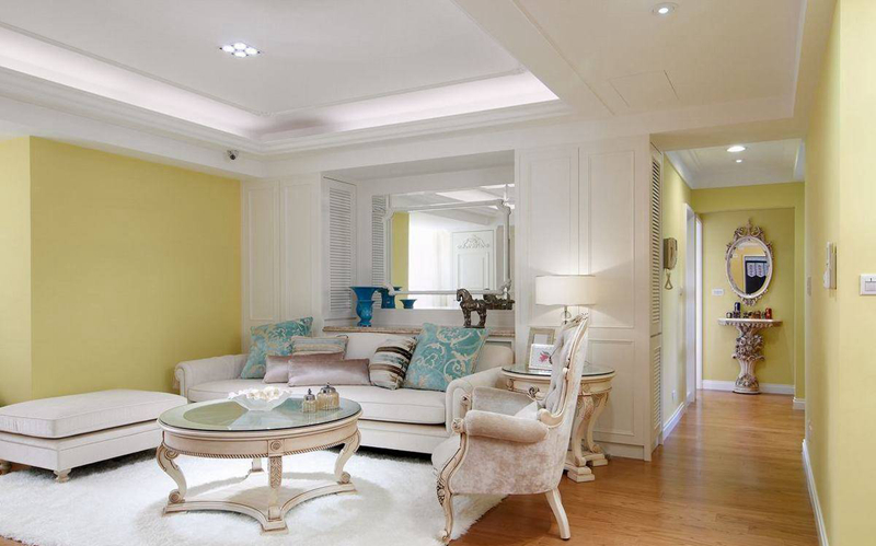 客厅空间的调性突破传统思维不以白色为基底，反以明亮饱和的色彩着手，空间展现温暖明亮气息。