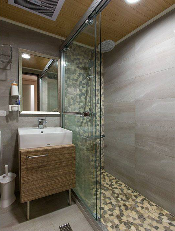 主卧与客用卫浴，利用不同的砖面拼贴，创造峇里岛般的渡假感受。