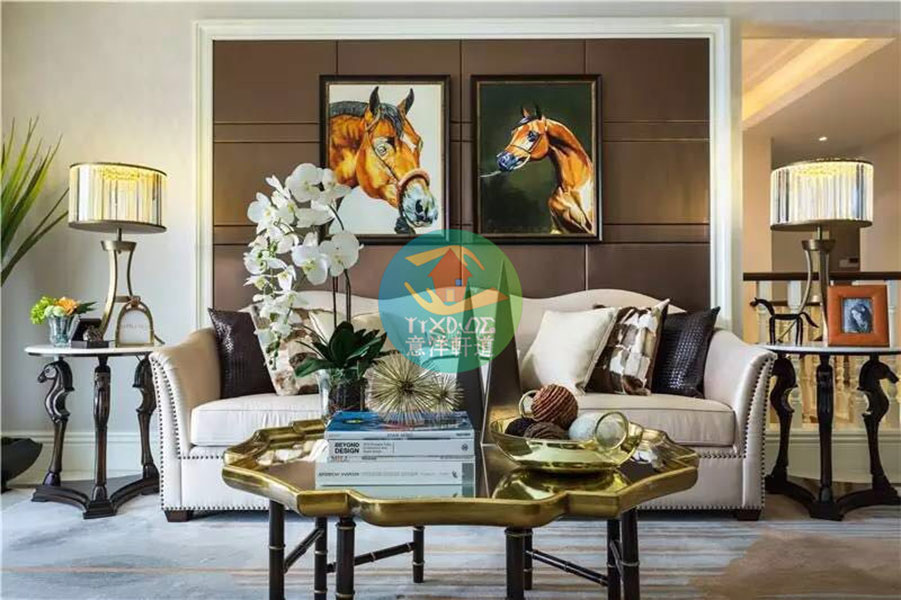整体客厅空间以咖、灰、米、金色合成一气，没有太过累赘的装饰，简约但不失个性，点点细节透露着美式风情。