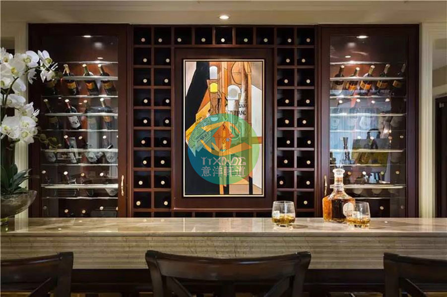 一个大大的酒柜，满足了男主人爱酒的爱好。原木的角几挂上一副抽象画，格调立马提升了。