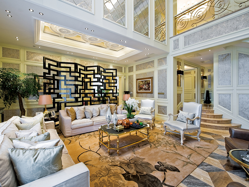 客厅整体在简单中蕴含精致，中式屏风和地毯让中西风情得以融合。