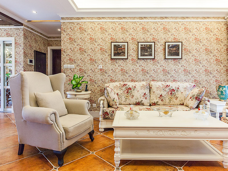 繁杂的碎花壁纸装点起精致的客厅，用设计简单的素色家具搭配，来平衡整体视觉感受。