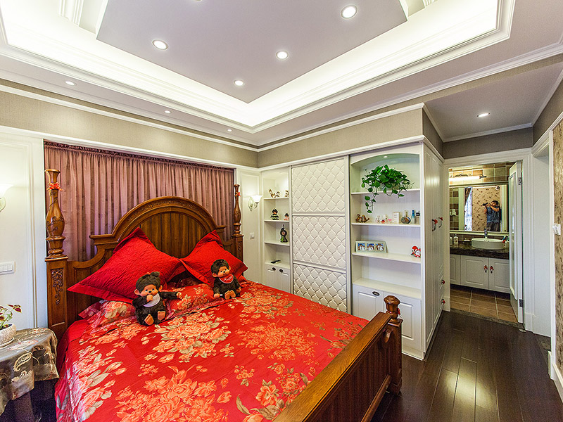以功能性和实用舒适为考虑的重点，卧室选择柔和的颜色，在温馨中也充分考虑空间的利用。