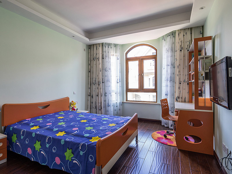 简单的墙面让儿童房看起来更宽敞，巧妙选好床架和书桌，将现代感整体风格中。