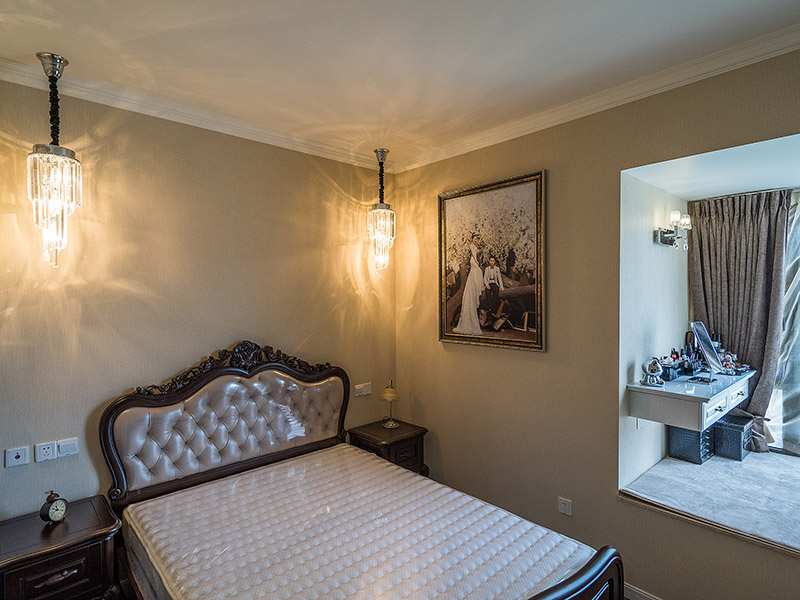 床头采用吊灯来营造温雅的气质，梦幻的光线效果让卧室更加浪漫。