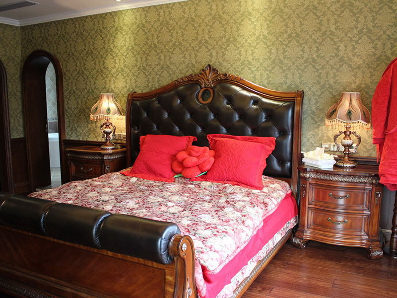 主卧木地板加上复古样式的床头柜和大木床，十分符合中式控主人的口味。