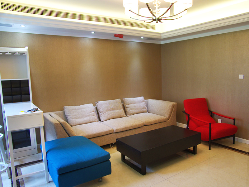 造型简约的纯色沙发和茶几，却在相互组合间产生了活力的现代感。