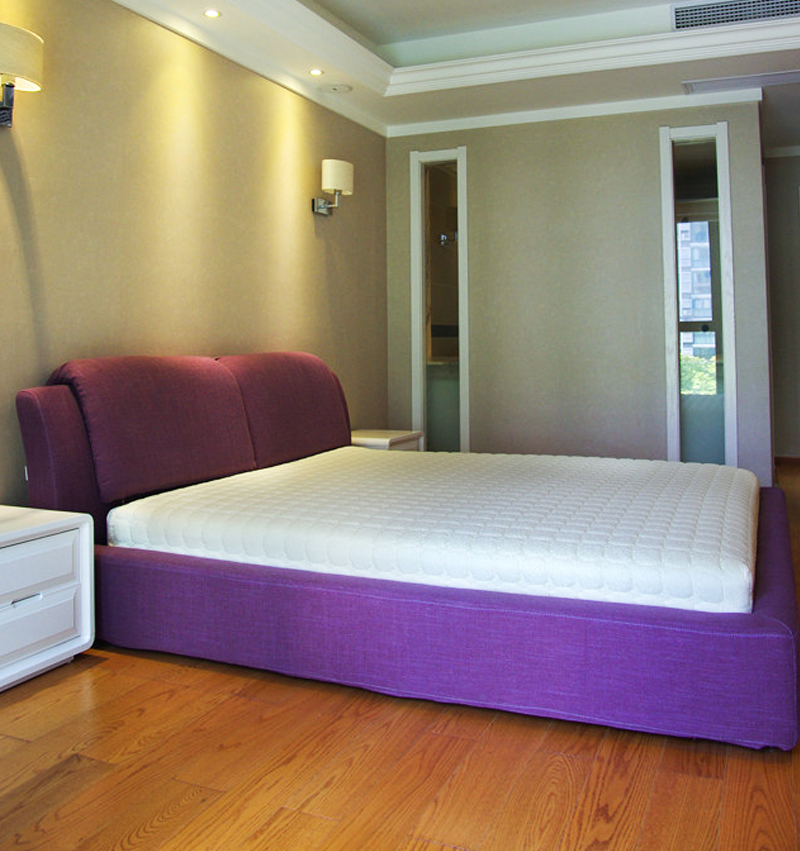 浪漫的紫色配上日后的床品，温馨的氛围已可以想见。