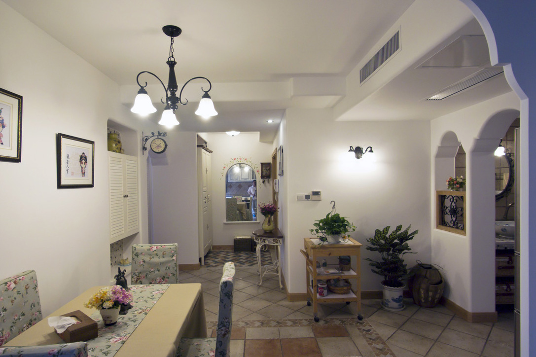 餐厅用碎花的元素给了整个居室一个清浅的文艺感。靠墙而立的餐桌，容纳下几个好友。随处摆放的绿植诉说着屋主对生活自然贴切的热爱。