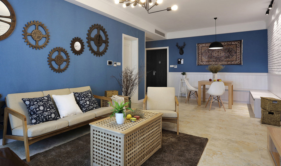 原木的文艺加上零件的墙面装饰，在蓝色的主色调下，现代家装带着个性和小资。客厅也能有独特的味道。
