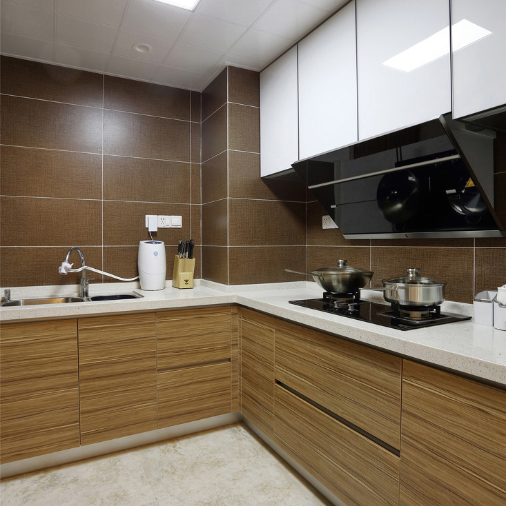 实用棕色耐脏，直角厨房将功能自然分区。橱柜的利用能够将生活更有实用性。