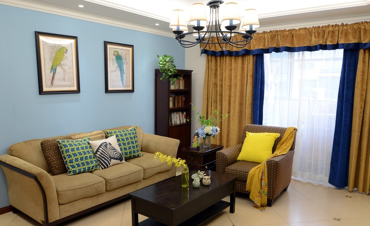 沙发的作用是舒适。咖啡色的色调也让客厅变得稳重起来。包括从四面八方涌入的绿，都很有个性。