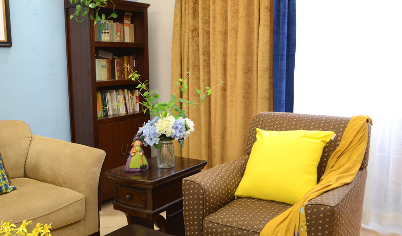 波点沙发配上过度色系的搭配。墙角书架为客厅提供了阅读的源泉。