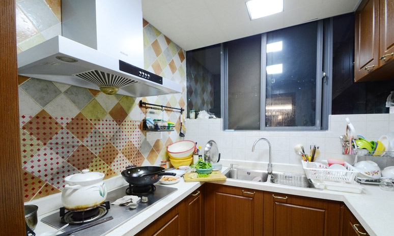 厨房的环绕式格局让白色大理石面板都可以变得洁净可爱。厨房的料理盥洗分区也做得恰到好处。