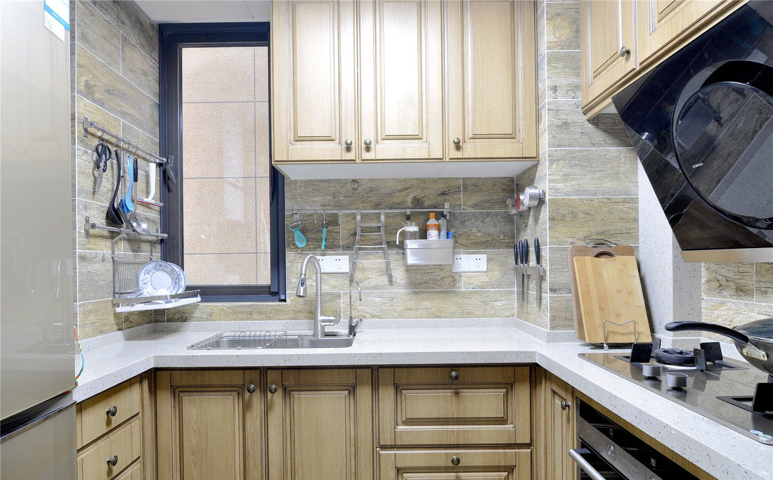 厨房黄色的整体配色比较耐油烟，白色大理石面板很好清洁。