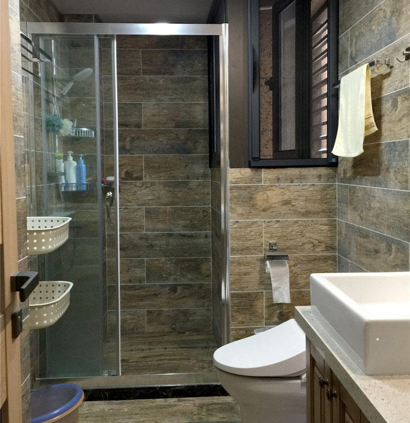 卫生间采用仿古做旧的地板砖。对空间进行了打通成淋浴房。