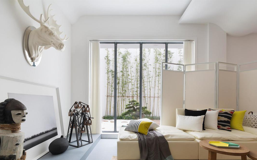 在米色沙发和大开窗的妆点之下，居室比较温和，用屏风隔断一下阳光，用于休憩也是不错的选择。