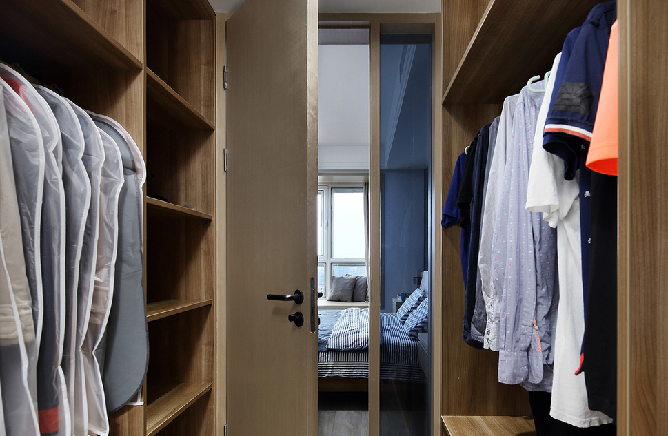 衣帽间和卧室做了隔门，储存空间比较大。可以存放比较多的衣服。