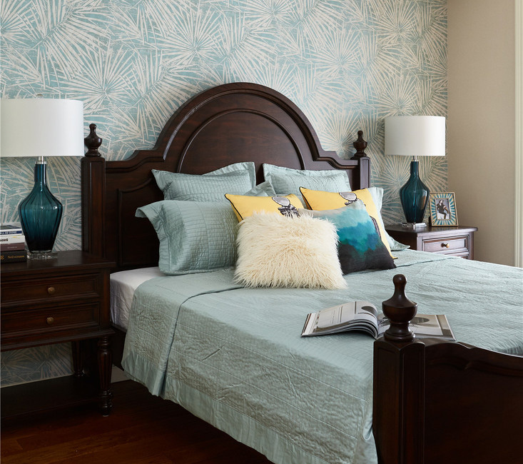 卧室的色调比较宁静，再加上红棕色的床，复古中还有一点小清新。