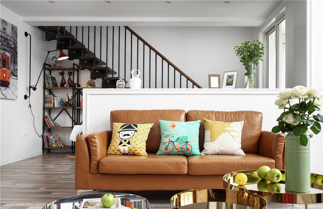 双人沙发是皮质的，相比布艺沙发在季节舒适性上比较好。